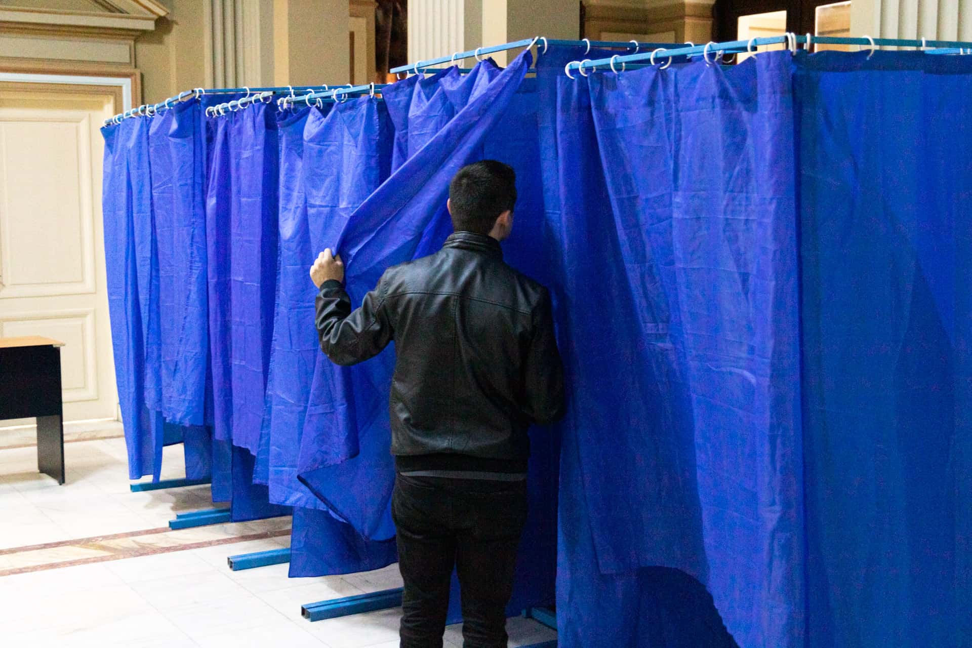 Cum învață elevii din Târgu-Jiu în școlile cu secții de votare