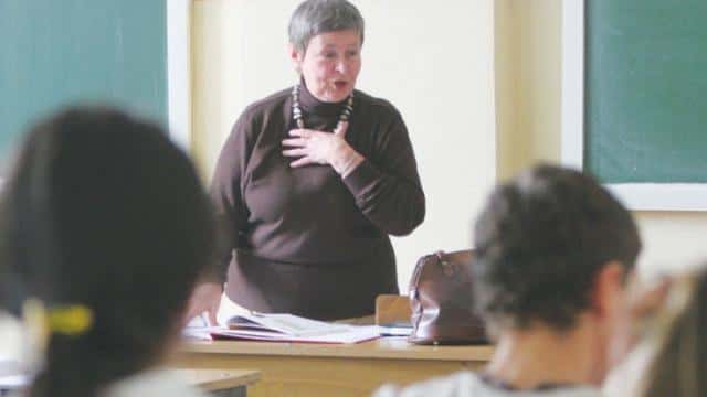 Profesorii care vor să rămână titulari până la 70 de ani trebuie să depună o cerere la secretariatul școlii