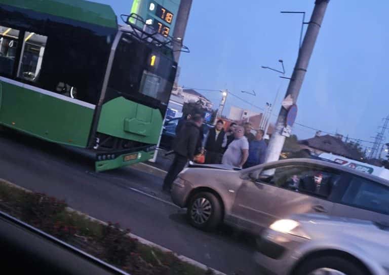 Scandal în trafic: mort de beat, un șofer a intrat într-un troleu