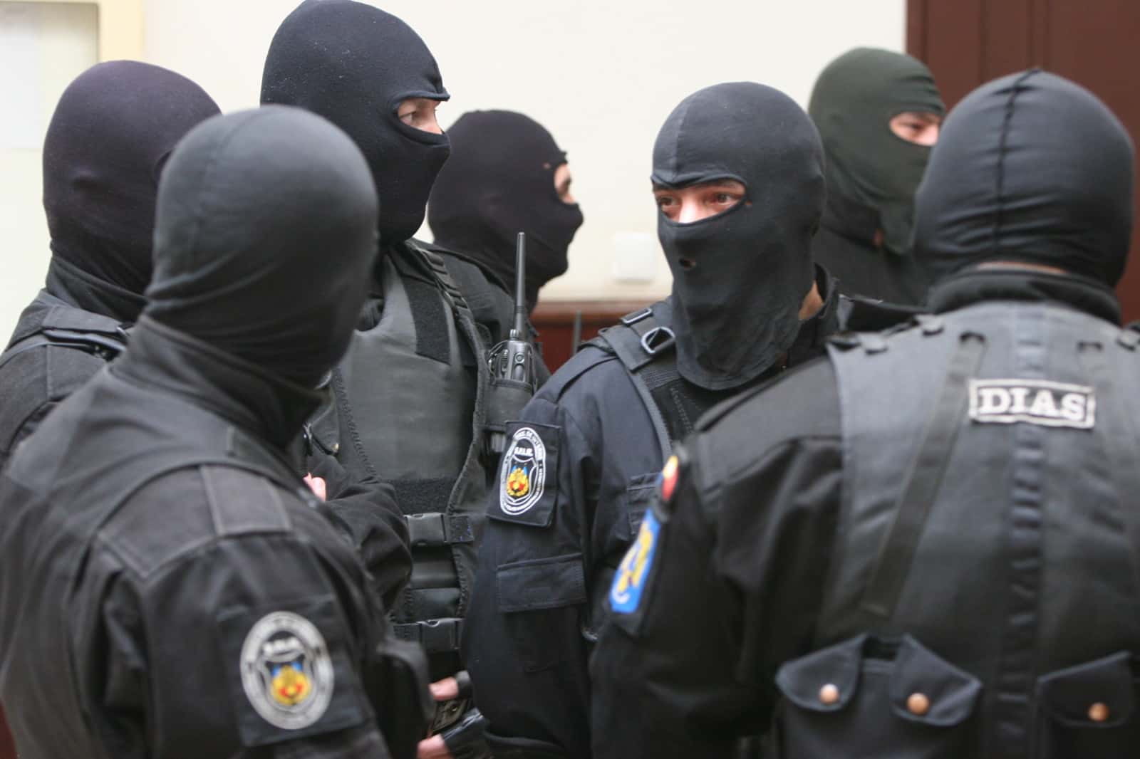 Mai multe perchezitii domiciliare au loc astazi in Capitala si in judetele Ilfov si Dambovita, intr-un dosar de violente, camata si santaj