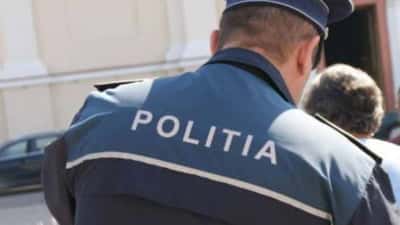 Polițist agresat în stradă