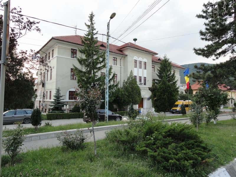 Primăria Bumbești-Jiu a scos din uz microbuzele școlare. Părinții sunt nemulțumiți!