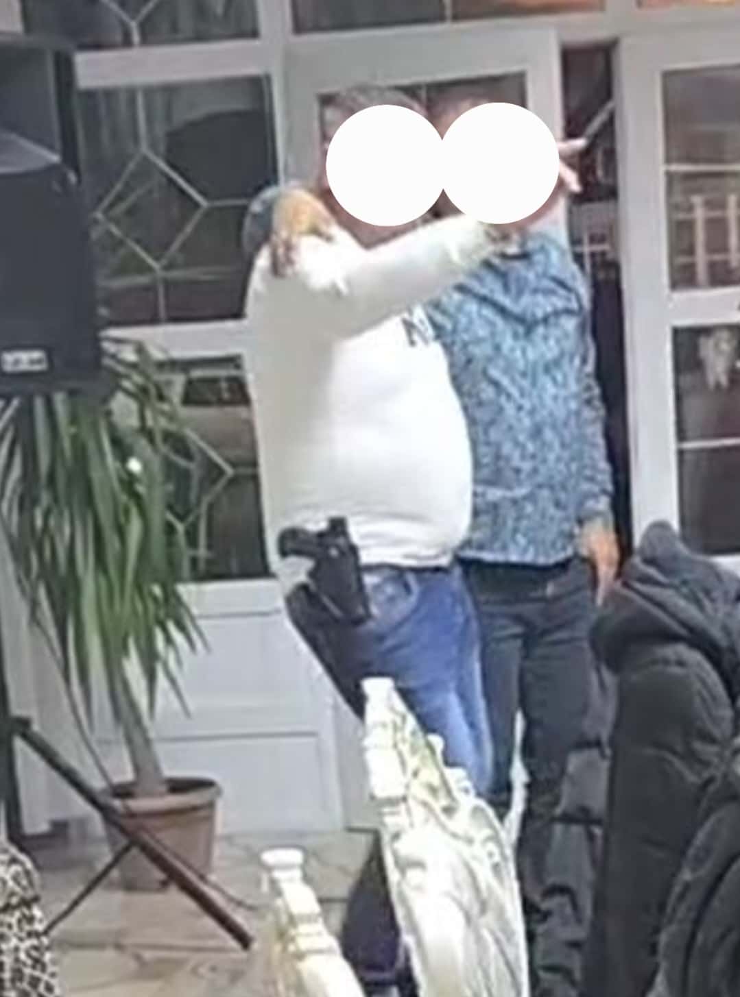 Cu pistolul la petrecere