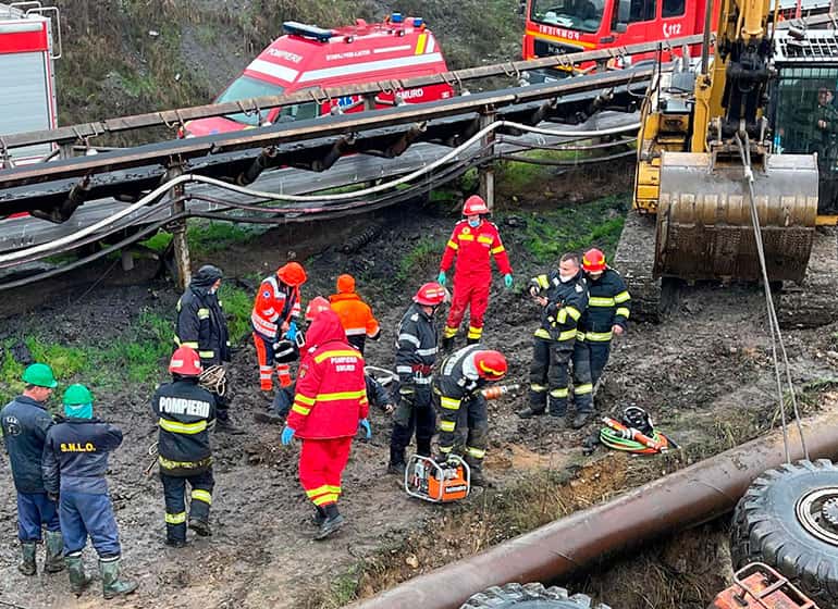 UPDATE: Angajat CEO, rănit grav după ce a căzut de pe un excavator