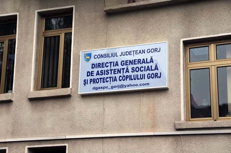 Cadouri pentru persoanele instituționalizate în centrele DGASPC Gorj, oferite de Asociația ”Din Mâna Lui”