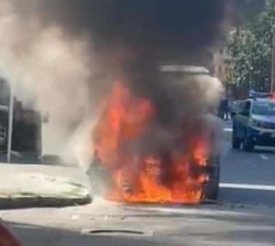 Mașină în flăcări într-o parcare din Târgu Jiu