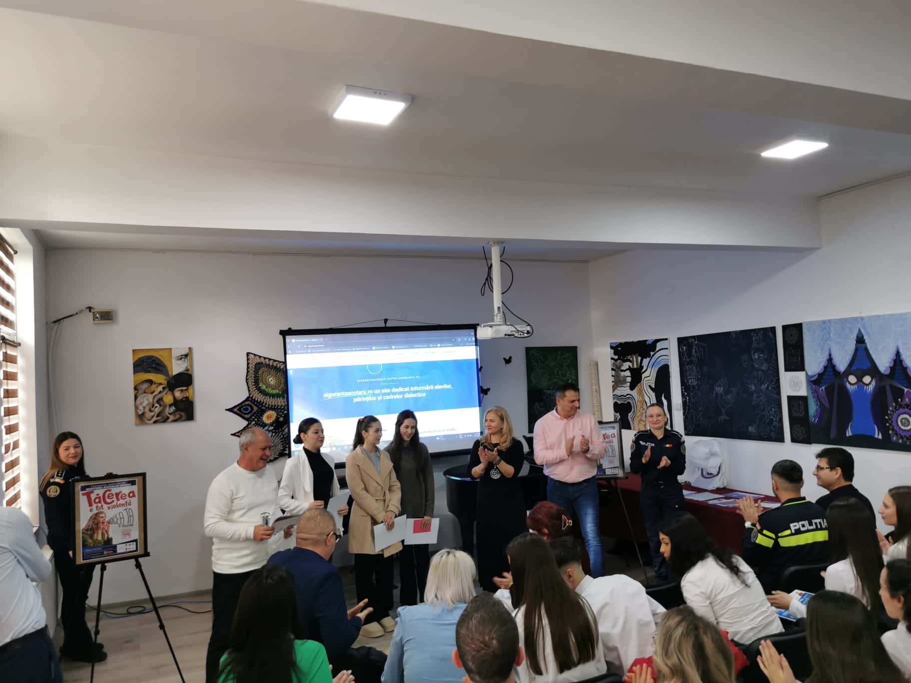 FOTO/VIDEO: Elevi din Gorj, premiaţi de polițiști în cadrul Concursului Național de creație virtuală “Vocea ta e soluția”