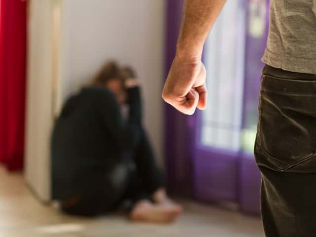 Reținut de polițiști după ce și-a bătut soția cu coada de la mătură