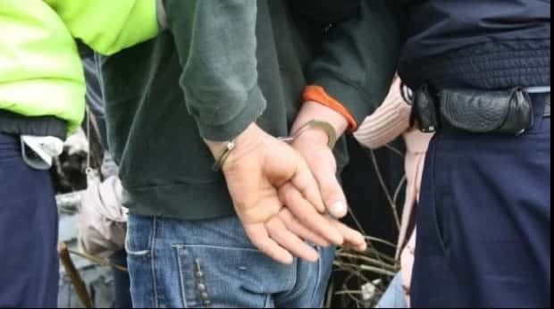 S-a ales cu dosar penal după ce a furat dintr-un magazin