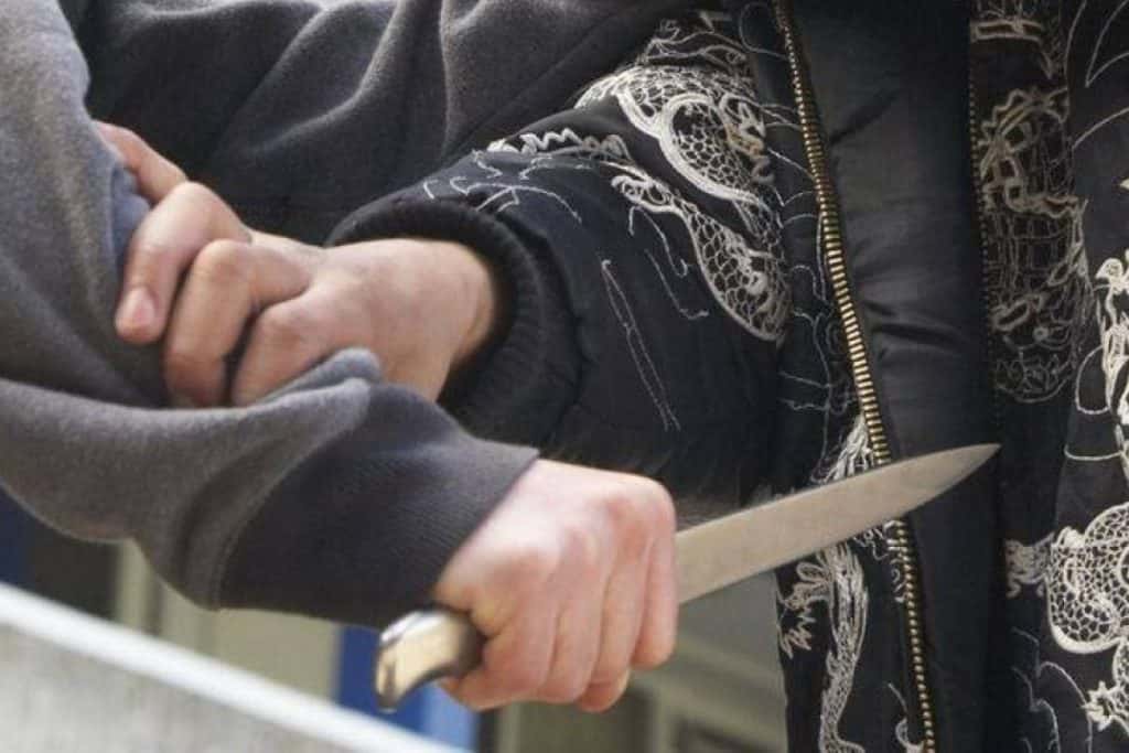 Bărbat înjunghiat de fosta concubină, într-o sală de jocuri de noroc din Târgu Jiu: Ambii au fost reținuți de polițiști