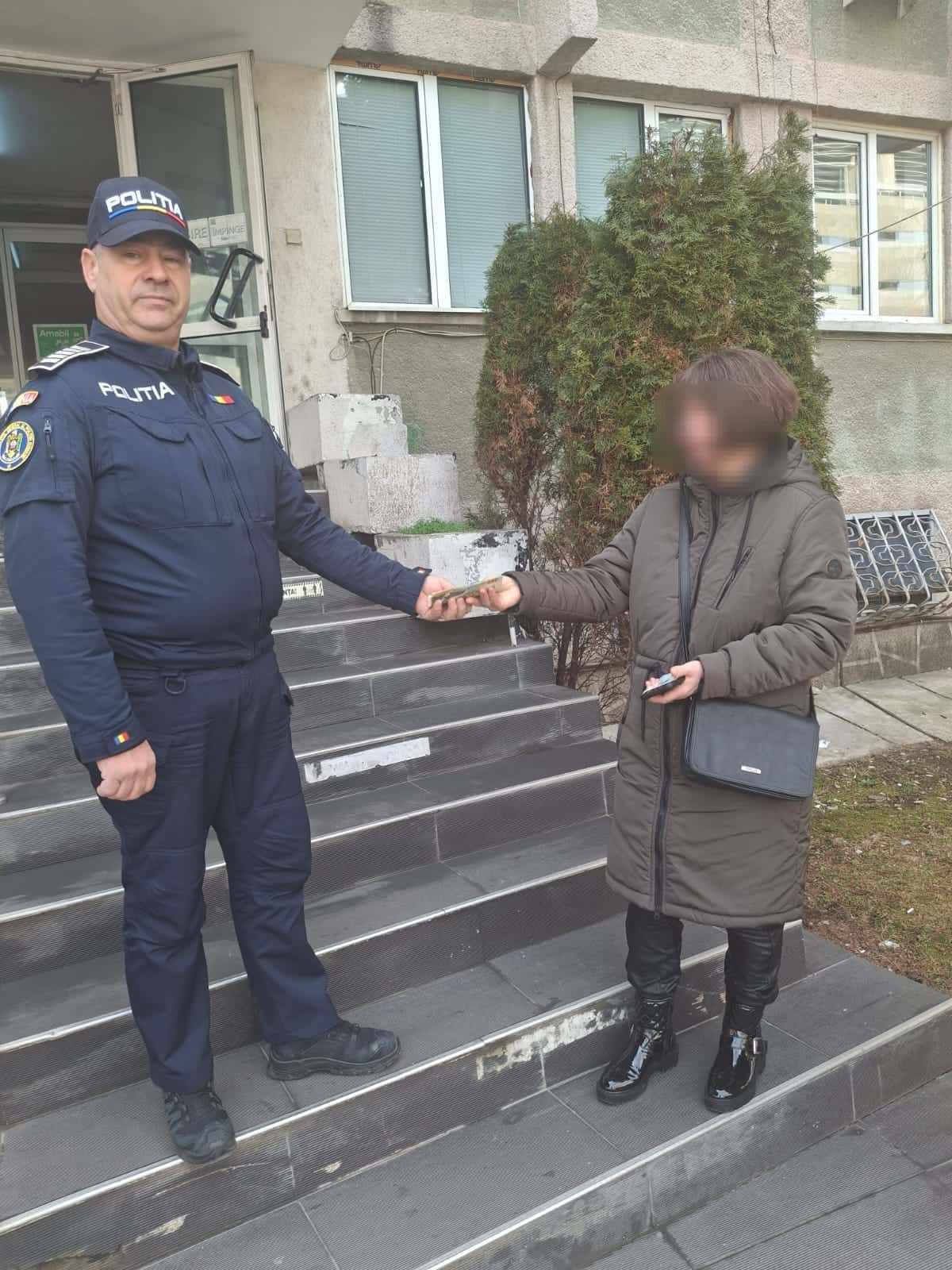 Bani găsiți pe stradă. Polițiștii caută proprietarul