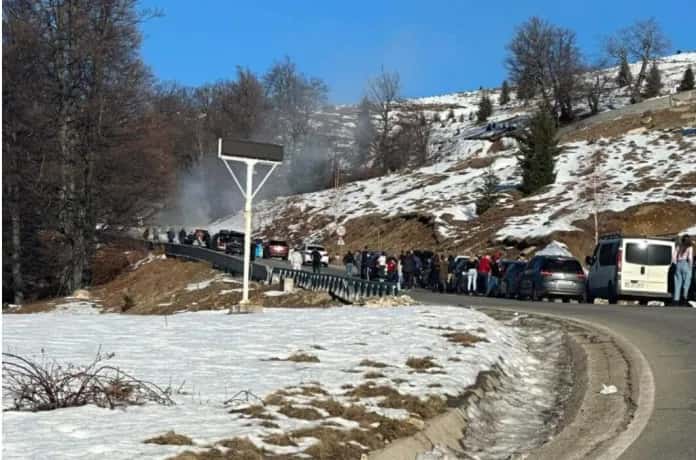 I-a luat foc mașina în drum spre munte