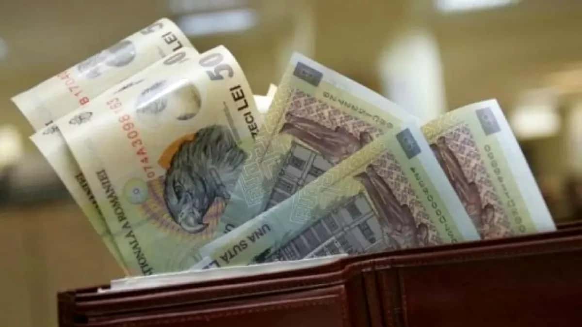 Portofel plin cu bani, găsit pe o stradă din Târgu Jiu