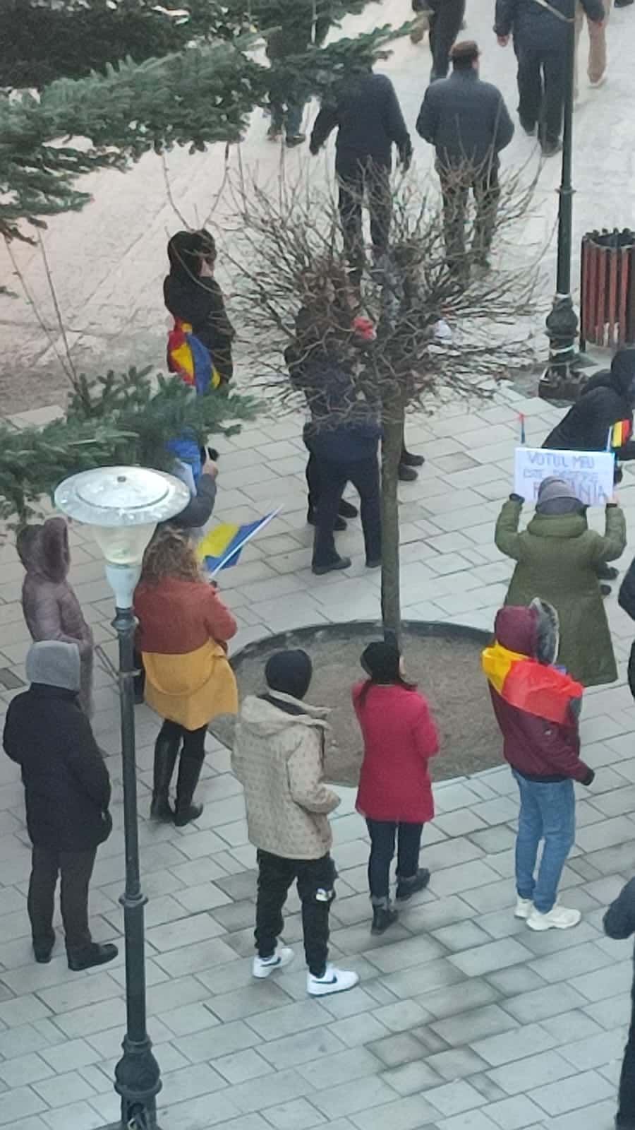 Protest AUR la Târgu-Jiu: Circa 40 de persoane au mărșăluit din Piața Prefecturii până la sediul PNL