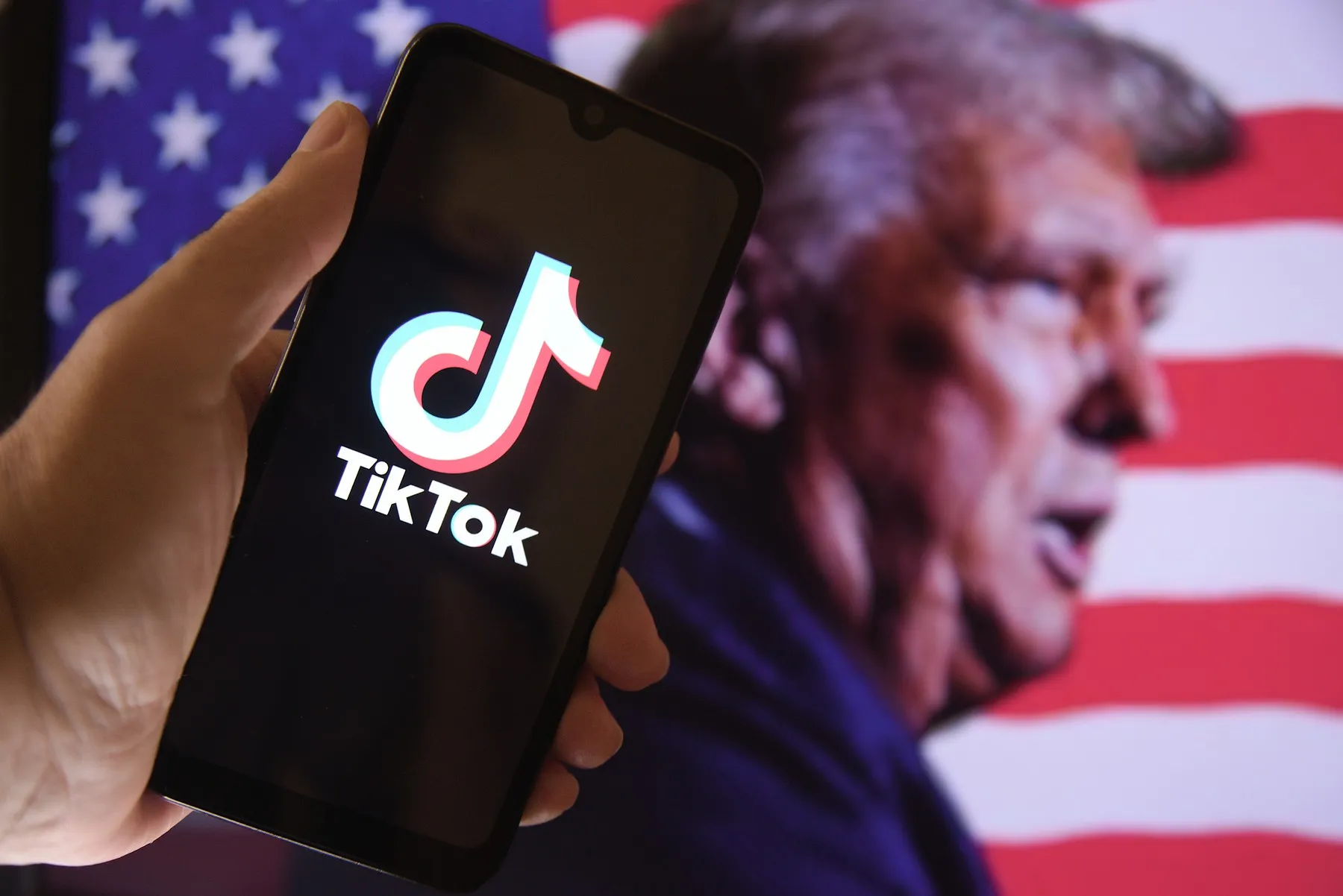 TikTok ar putea fi cumpărată de Microsoft, susține președintele Donald Trump
