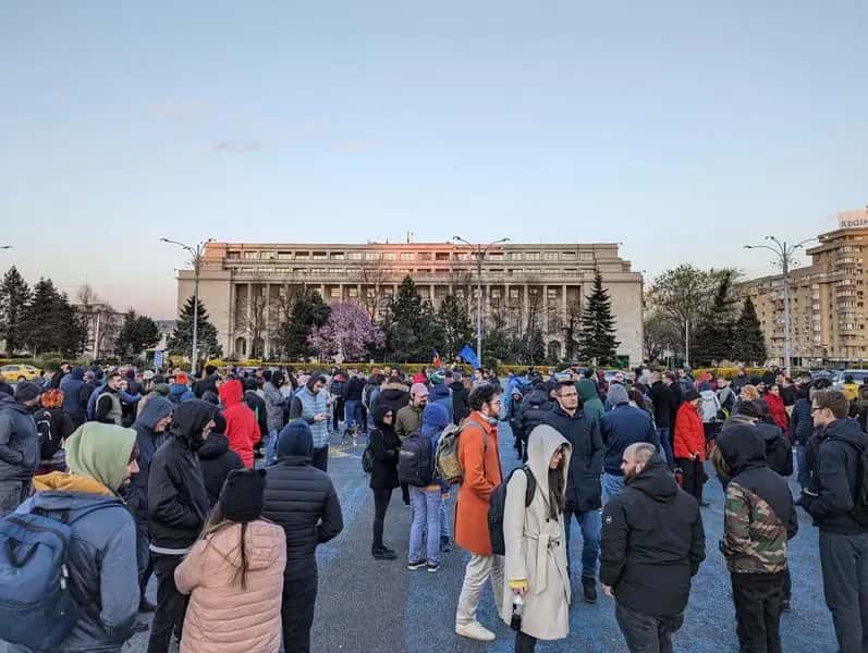 Românii, printre europenii care acordă cea mai mare încredere semenilor