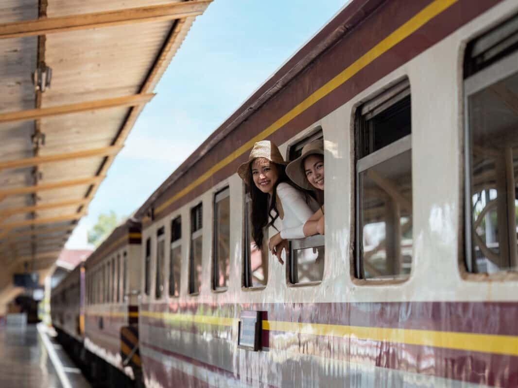 Tinerii românii vor putea călători gratis cu trenul prin Europa în cadrul programului „DiscoverEU”