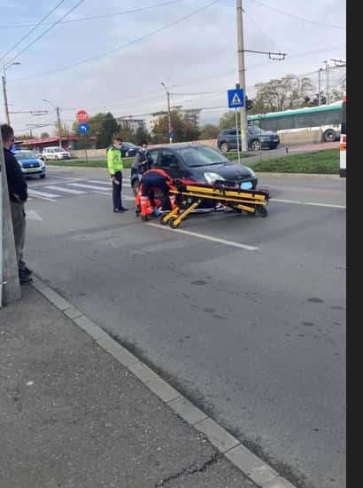 Tismana: Pieton rănit după ce s-a dezechilibrat și s-a lovit de oglinda unei mașini