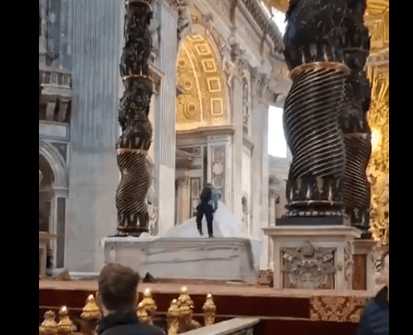 Acte de vandalism la Vatican. Un român a distrus mai multe candelabre în Bazilica Sfântul Petru