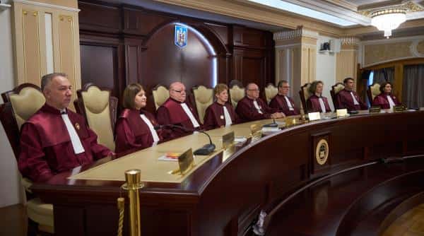 Curtea Constituţională a primit cererea de vacantare a funcţiei de preşedinte al României