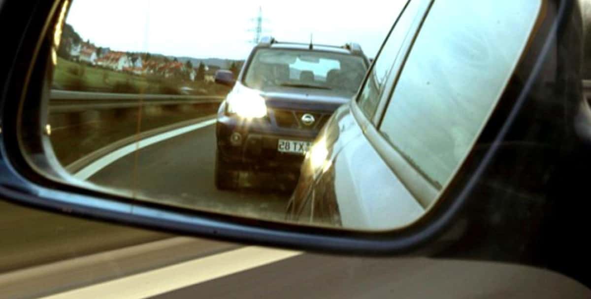 Amenzi usturătoare și permis suspendat pentru șoferii care folosesc flash-urile în trafic