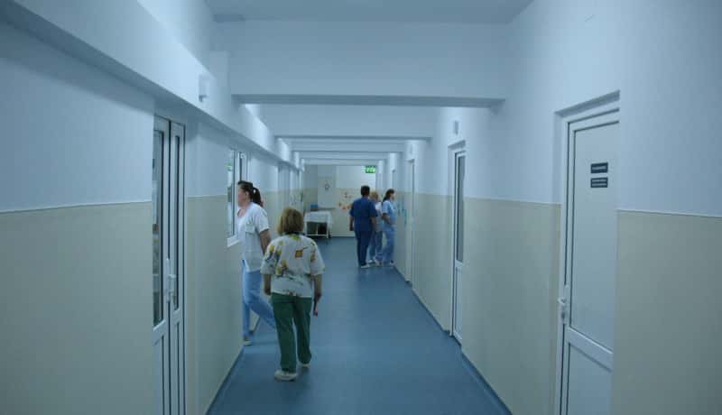 A ajuns la spital, în stare de inconștiență, după ce a căzut peste balustradă, de la etajul unui local public