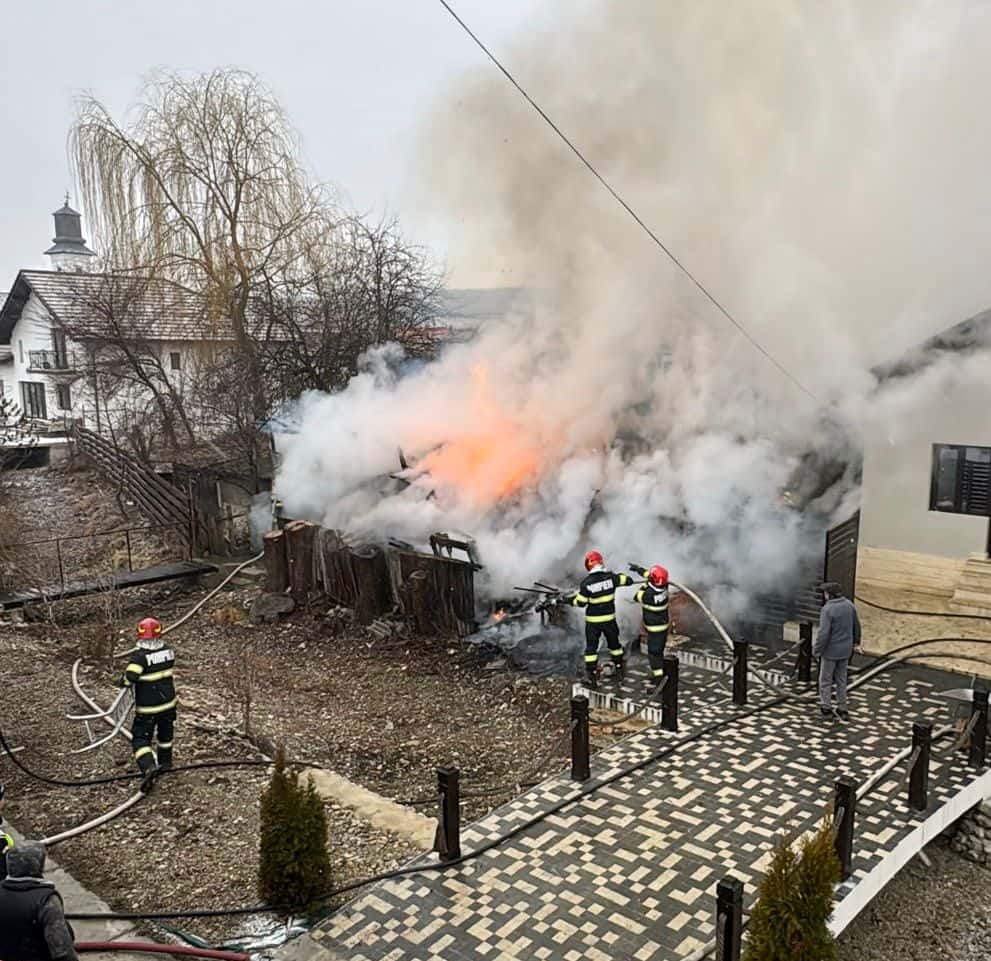 Casă mistuită de flăcări în Arcani