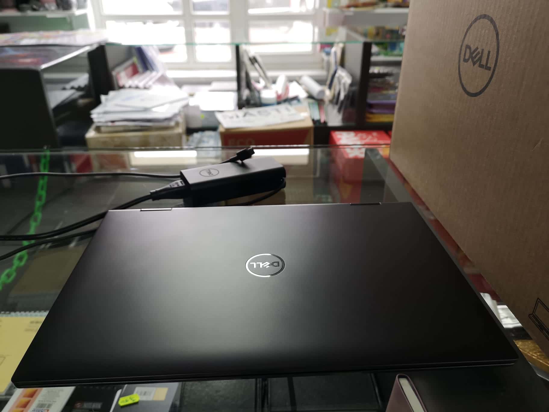 Prins de polițiști, imediat după ce a furat un laptop dintr-o clădire de pe strada 23 August