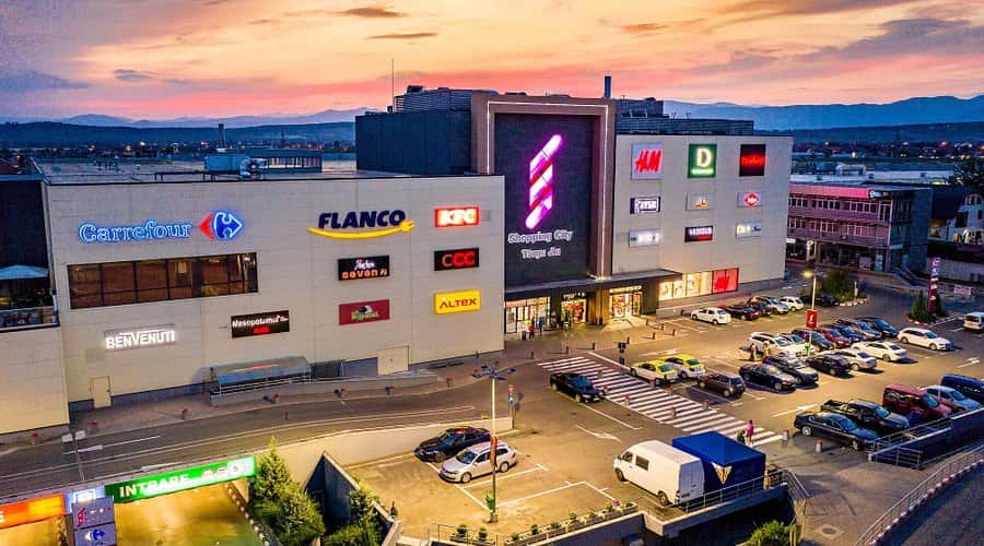 Trei bărbați reținuți după ce s-au luat la ceartă în mall