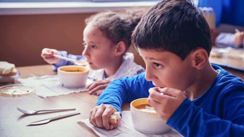 Masă caldă pentru copiii care urmează cursuri la grădiniță și în învățământul preuniversitar