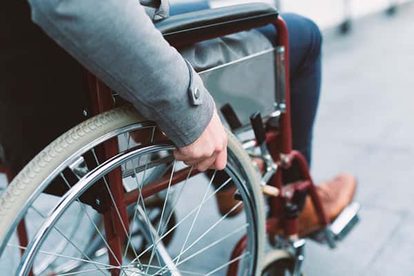 Se extinde dreptul la muncă pentru pensionarii încadrați în grad de invaliditate