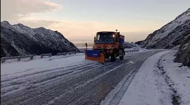 Se circulă în condiții de iarnă pe drumurile publice din toată țara