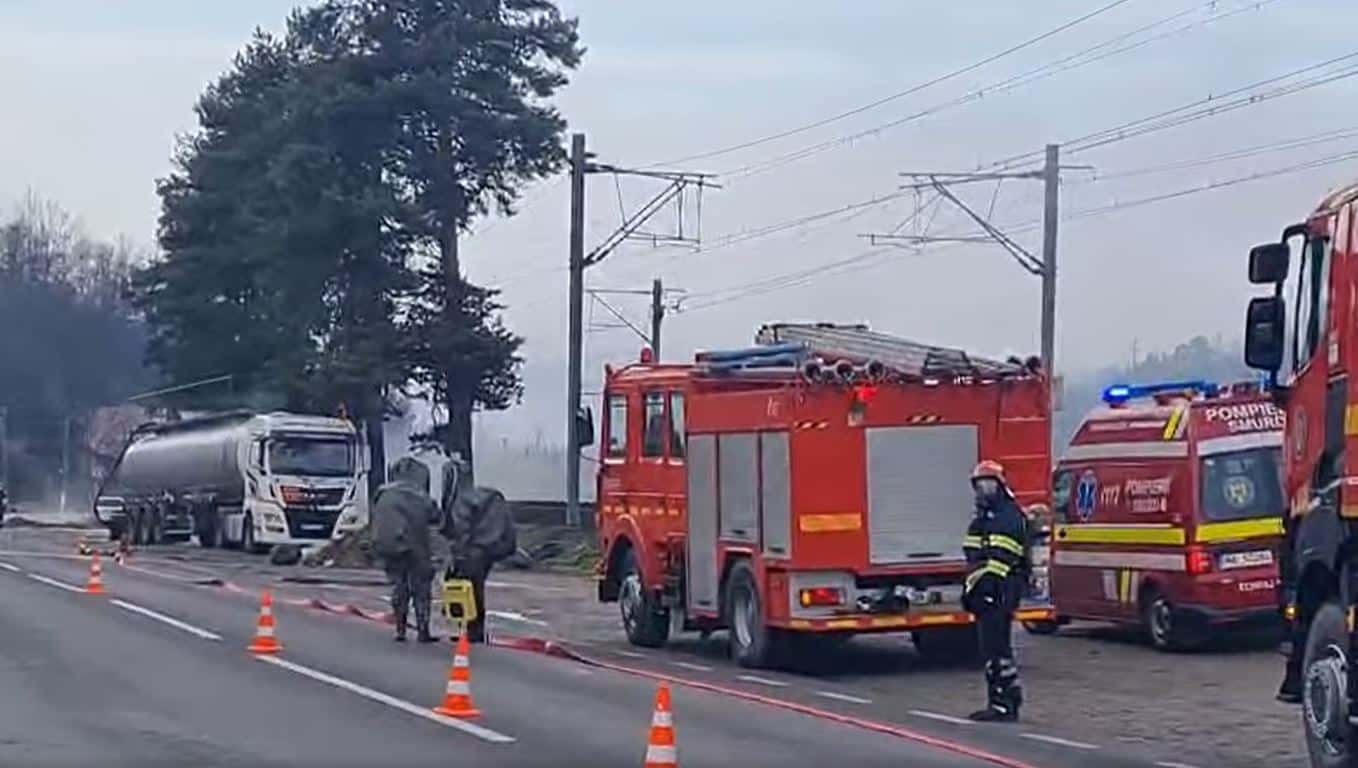 Restricții de circulație pe DN1, după ce o cisternă care transporta acid sulfuric s-a defectat