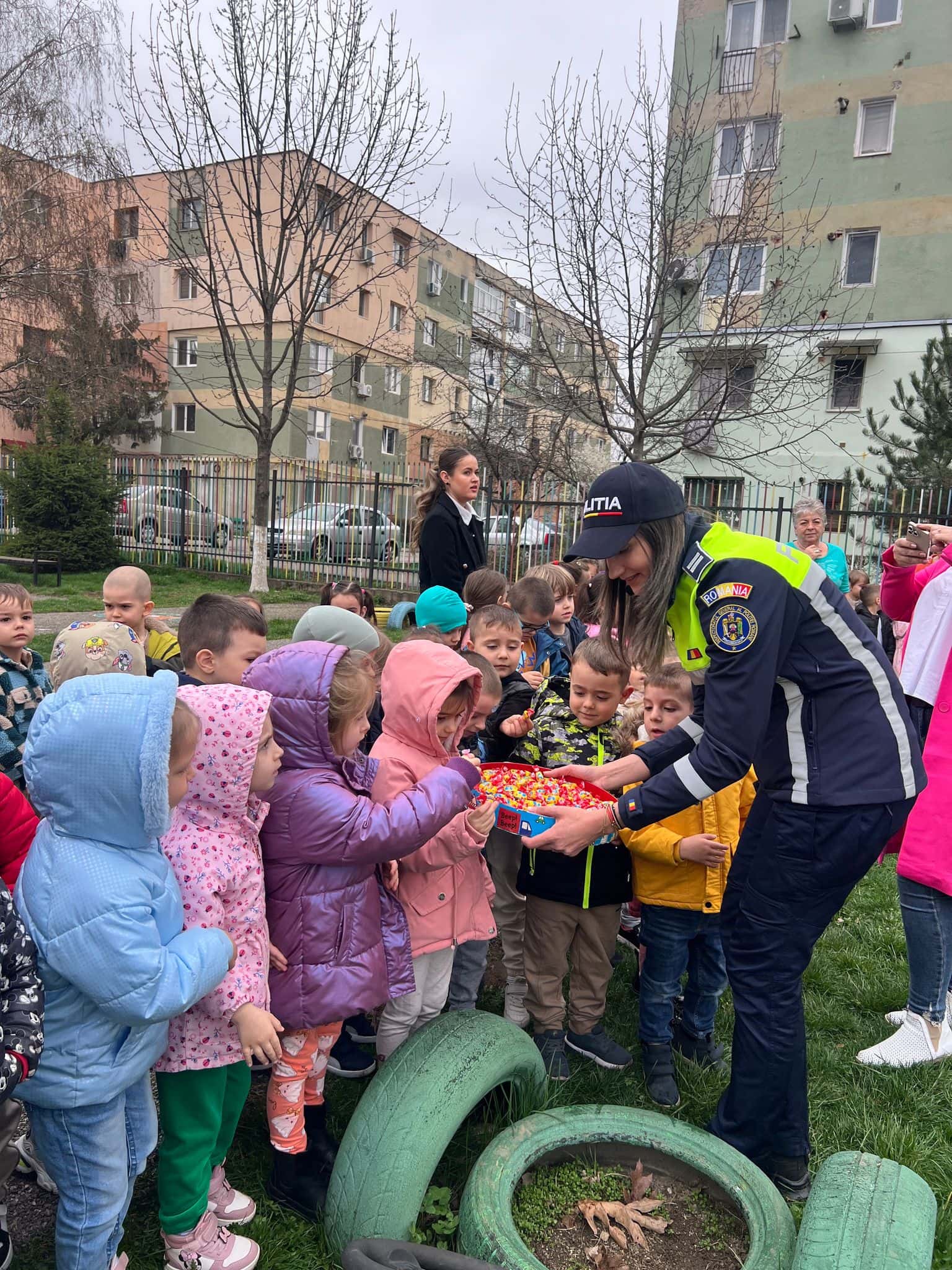 (FOTO) Seria activităților dedicate Zilei Poliției Române, încheiată la o grădiniță din Târgu-Jiu