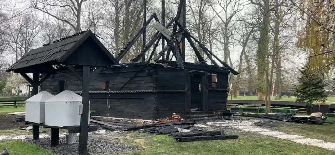 Biserica de la Topla, monument istoric construit în anul 1746, distrusă în totalitate în urma unui incendiu