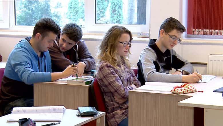 S-a încheiat consultarea publică privind planurile-cadru la liceu