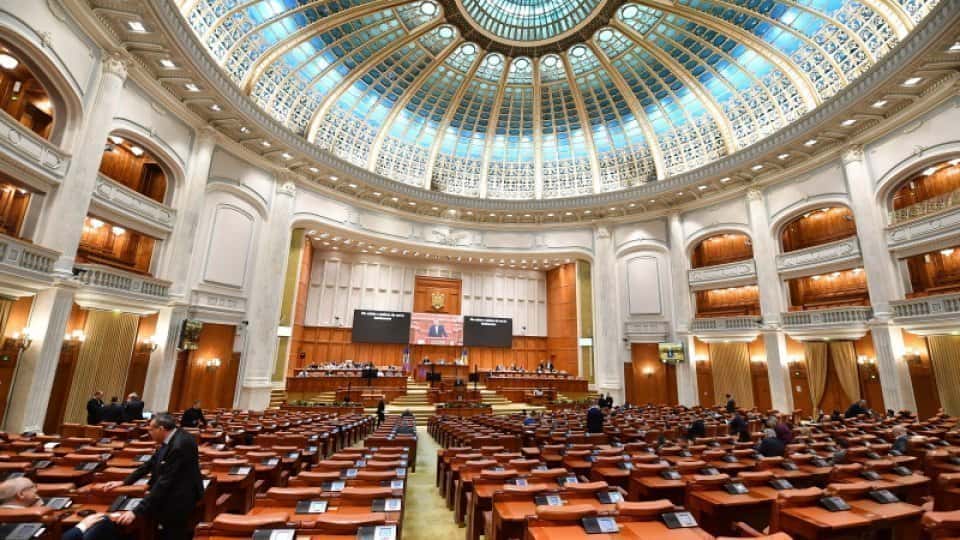 Sancţiuni majorate pentru parlamentarii care au absenţe nemotivate