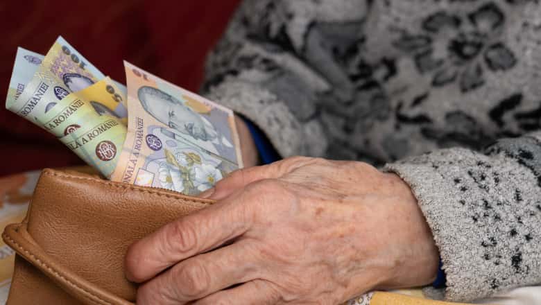 Soţii casnici care şi-au îngrijit familiile toată viaţa au dreptul la pensie sub formă de indemnizație social