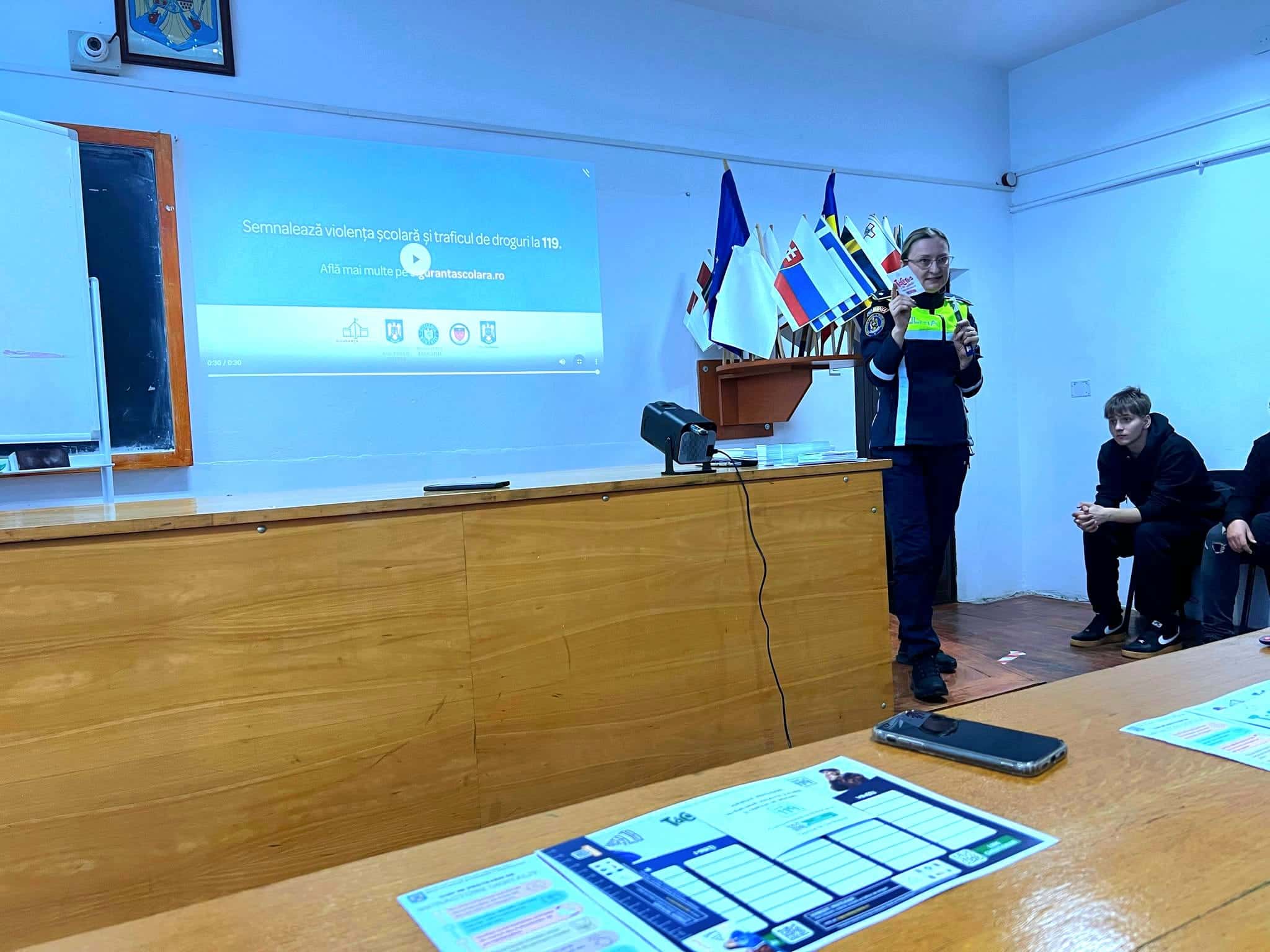 Activități preventive ale polițiștilor și jandarmilor la Liceul Tehnologic Motru (FOTO)