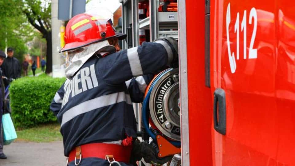 Incendiu într-un bloc de locuințe din Rovinari: Trei persoane au ajuns la spital