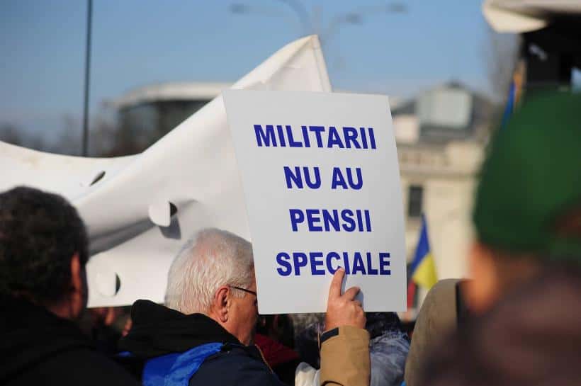 Polițiști, angajați din penitenciare și pensionari militari pichetează sediul Curții Constituționale