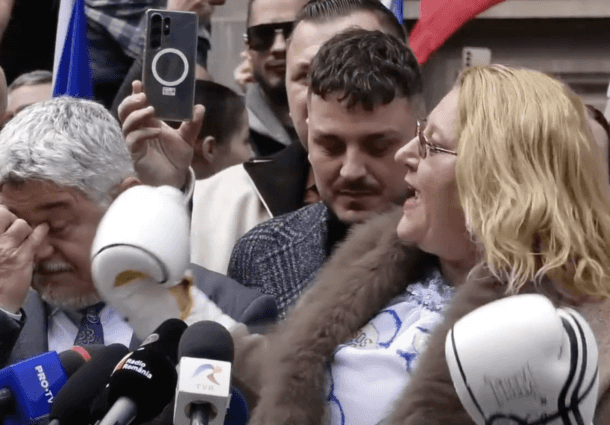 Diana Şoşoacă şi-a depus candidatura la alegerile prezidenţiale purtând mănuși de box