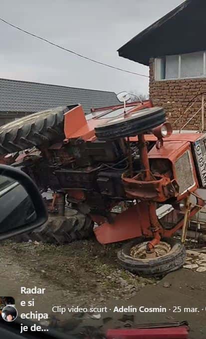Accident la Urdari: Un tractor s-a răsturnat în afara părții carosabile