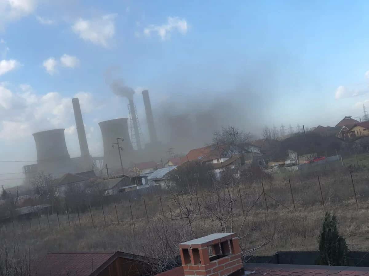 Poluare masivă cu cenușă la Craiova și Turceni. Vântul puternic a împrăștiat cenușa pe kilometri întregi