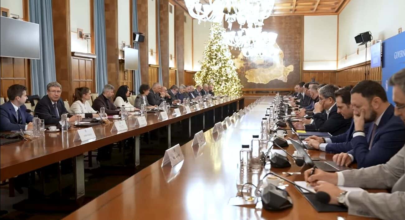 Demnitarii, obligaţi să se înscrie în Registrul Unic al Transparenţei Intereselor. Legea le interzice să primească diverse "cadouri"
