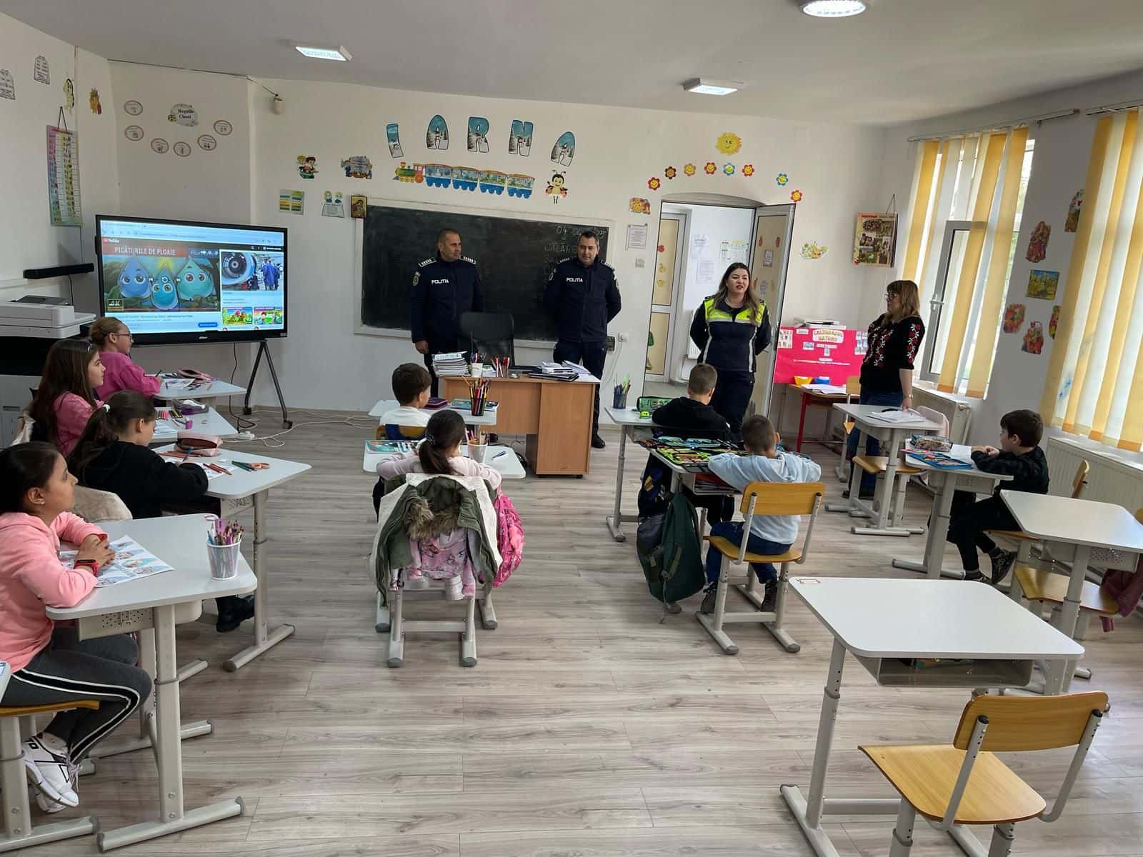 (FOTO) Activități ale polițiștilor pentru prevenirea violenței în școlile din Bibești și Săulești