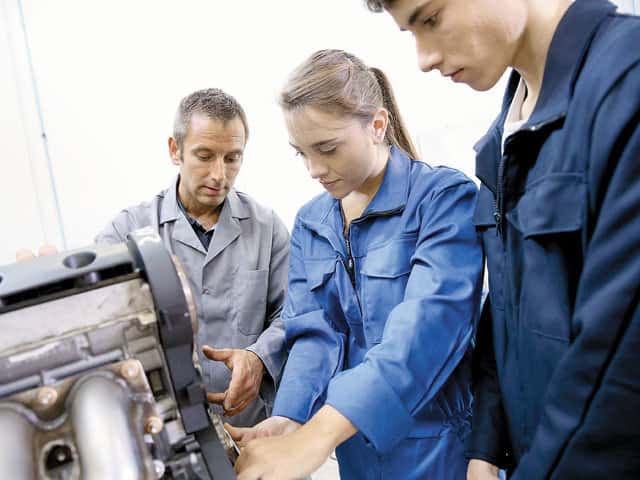 Subvenții de 300 de lei pe lună pentru elevii din învățământul profesional și tehnic