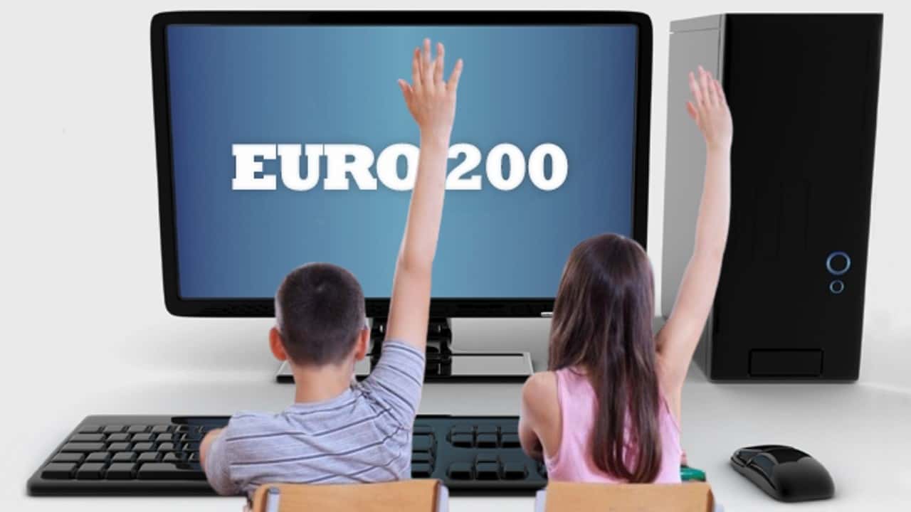 Elevii și studenții până în 26 de ani pot primi 200 de euro ca să-și cumpere calculatoare