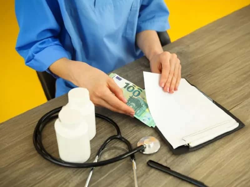 Legea care permite pacienților să facă donații pentru spitale, în loc de „atenții” acordate medicilor, promulgată de Bolojan