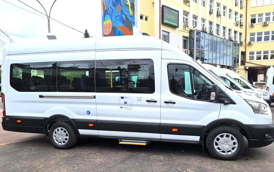 11 noi microbuze școlare electrice, achiziționate de Consiliul Județean Gorj pentru transportul elevilor din județ